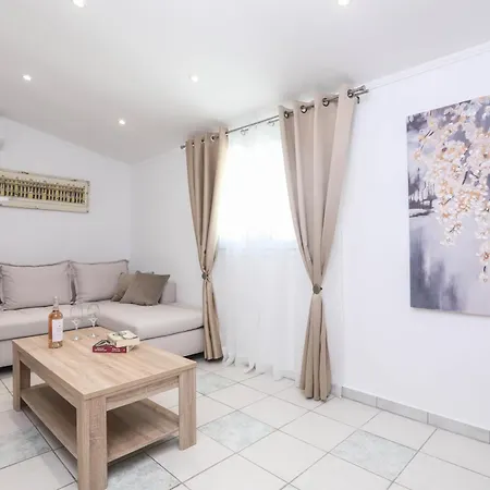 شقة Pantelios Estate